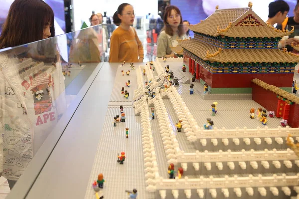 2018年10月5日 在中国上海展出的用乐高积木制成的故宫博物院 又称紫禁城 的模型 — 图库照片