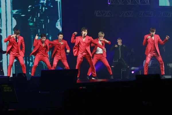 Miembros Boy Band Surcoreana Shinhwa Tocan Durante Concierto Del Aniversario —  Fotos de Stock