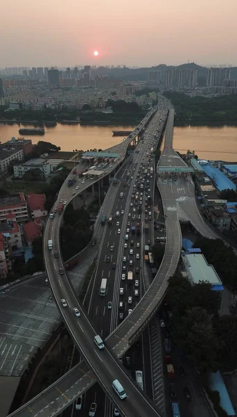 中国南部の広東省広州市で1週間の国民の祝日の間 交通渋滞の中で急行で車の大衆がゆっくりと移動します 2018年10月7日 — ストック写真