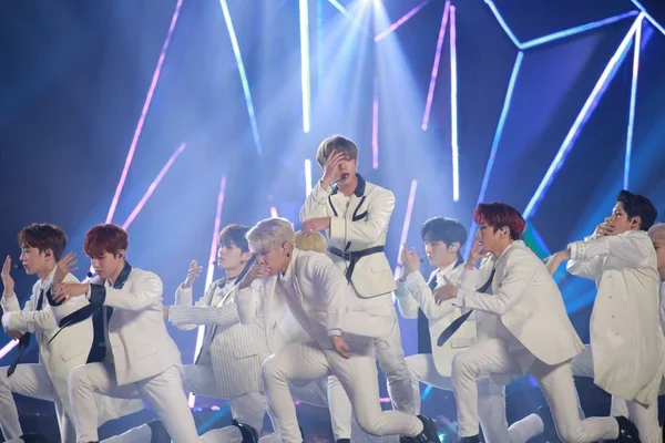 Members South Korean Boy Band Wanna One Perform 2018 Mbc — Stock Photo, Image