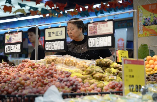Ένας Πελάτης Καταστήματα Για Φρούτα Ένα Σούπερ Μάρκετ Στην Πόλη — Φωτογραφία Αρχείου