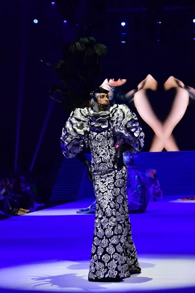 Model Displays New Creation Haute Douture Fashion Show Silk Road — 图库照片