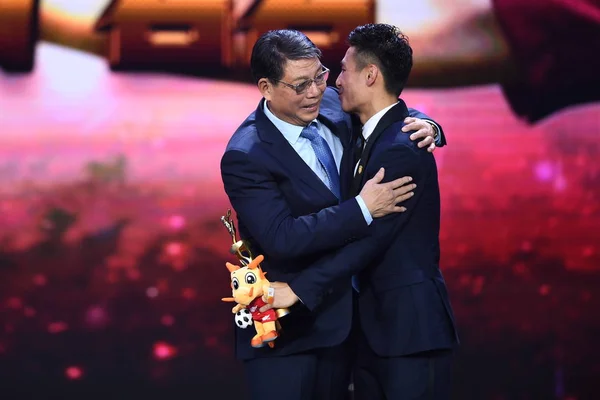 Futbolista Chino Lei Shanghai Sipg Recibe Trofeo Top Scorer Award —  Fotos de Stock