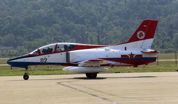 中国的 飞机来自 特技飞行队 意思是中国人民解放军空军的红鹰 在第十二届中国国际航空航天展览会 也被称为2018年中国航空展 之前在 — 图库照片