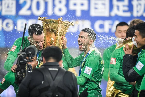 Espanjalainen Jalkapalloilija Jonathan Viera Pekingistä Sinobo Guoan Pitää Pokaalin Juhlia — kuvapankkivalokuva