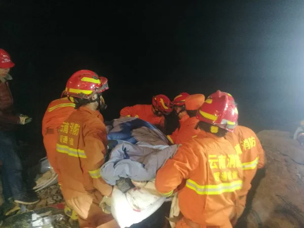 中国人の救助者は Fenshui 町で地すべりが発生した後の事故現場で Xuyong ルタイペイ市の南西部 中国四川省 月2018 — ストック写真