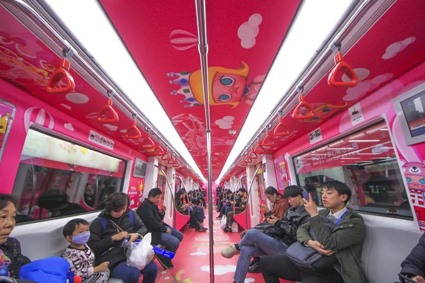 Passagerare Ett Tunnelbanetåg Som Dekorerade Med Molly Fantasy Annonser Tianjin — Stockfoto