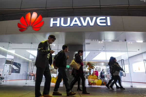 Пешеходы Проходят Мимо Магазина Huawei Шанхае Китай Ноября 2017 — стоковое фото