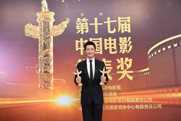 Čínský Herec Režisér Jing Představuje Jeho Trofej Poté Vyhrál Cenu — Stock fotografie