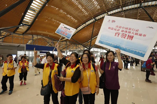 Los Pasajeros Hacen Cola Para Tomar Autobús Desde Kwoon Chung — Foto de Stock