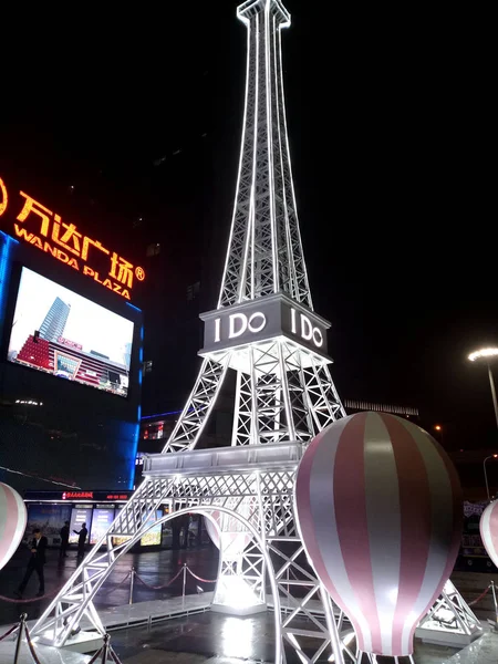 Una Réplica Torre Eiffel Exhibe Baoshan Wanda Plaza Shanghai China — Foto de Stock