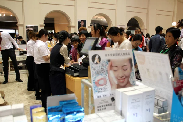 Kinesiska Kunder Shoppa Butik Nagasaki Japan Juni 2015 — Stockfoto