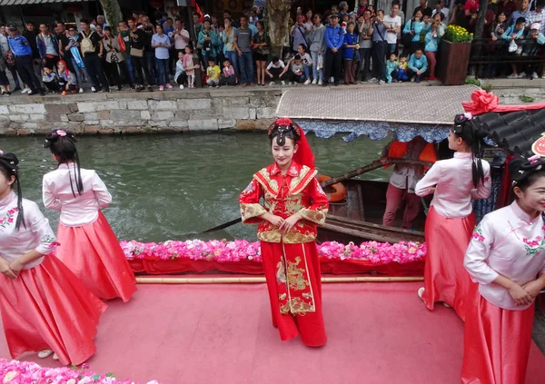 Gli Artisti Costumi Tradizionali Cinesi Mostrano Una Cerimonia Matrimonio Tradizionale — Foto Stock