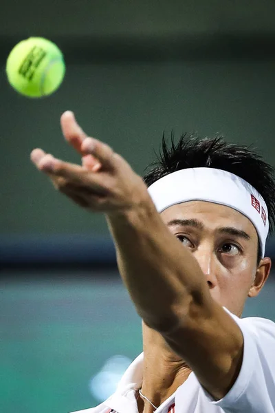 Kei Nishikori Της Ιαπωνίας Που Σερβίρει Εναντίον Σαμ Σεβίλλη Των — Φωτογραφία Αρχείου