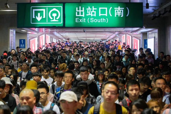 Turistas Pasajeros Chinos Bajan Los Trenes Durante Las Vacaciones Del — Foto de Stock