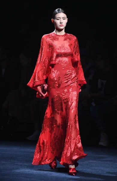 Модель Демонстрирует Новое Творение Модном Показе Yaying Время Китайской Недели — стоковое фото