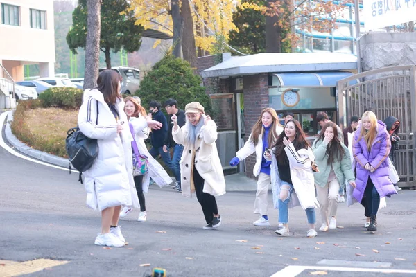 Membros Grupo Feminino Sul Coreano Momoland Chegam Uma Escola Secundária — Fotografia de Stock