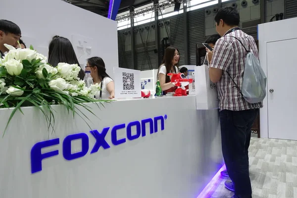 Άνθρωποι Επισκέπτονται Περίπτερο Της Foxconn Κατά Διάρκεια Μιας Έκθεσης Σαγκάη — Φωτογραφία Αρχείου