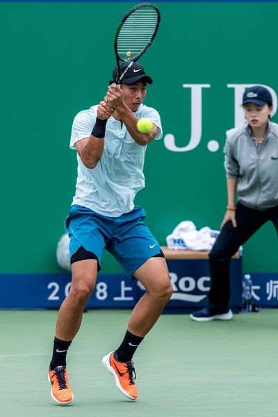 中国の張 2018 上海でロレックス上海マスターズ 2018 テニスのトーナメント中にショットをダニイル メドヴェージェフ大統領に男子シングルスの彼らの最初のラウンドの試合で返します — ストック写真