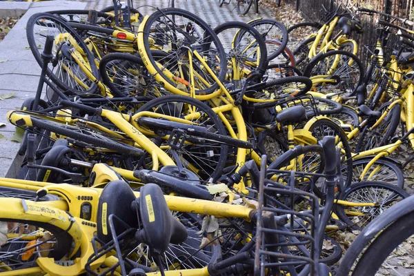 Fahrräder Des Chinesischen Fahrradverleihdienstes Ofo Stapeln Sich Auf Einer Straße — Stockfoto