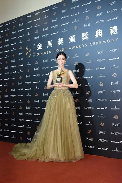 Taiwanesische Bühnenschauspielerin Hsieh Ying Xuan Posiert Mit Ihrer Trophäe Als — Stockfoto