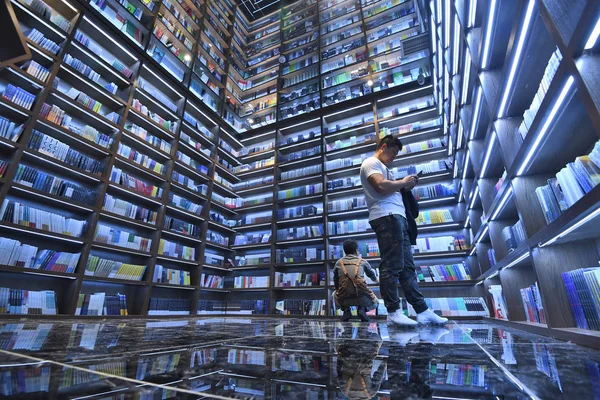 Los Clientes Leen Libros Librería Zhongshuge Inspirados Por Los Residentes —  Fotos de Stock