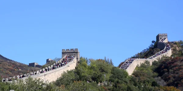 中国の北京で1週間の国民の休日の間 中国人観光客の群衆が Badaling 万里の長城を訪れる 10月3日2018 — ストック写真