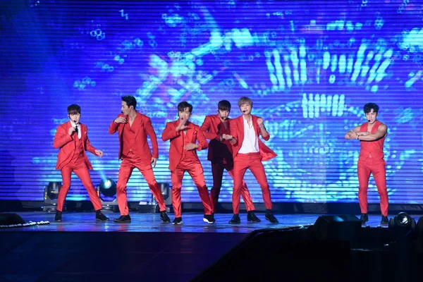 Membros Boy Band Sul Coreana Shinhwa Apresentam Durante Concerto Turnê — Fotografia de Stock