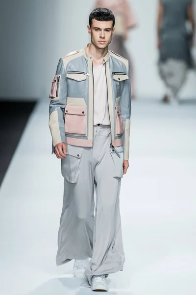 Modell Visar Skapelse Modevisning Christophe Terzian Den Shanghai Fashion Week — Stockfoto