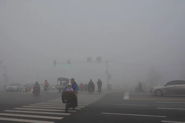 大気汚染に対してフェイスマスクを着用した歩行者が 中国北部の河北省半安市の大きなスモッグの通りを歩く 2018年11月13日 — ストック写真