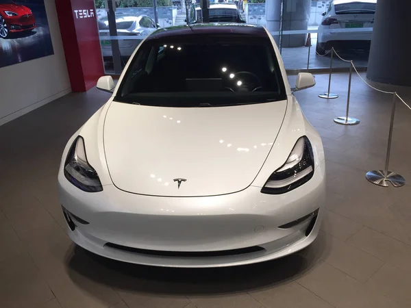 Ein Tesla Model Elektroauto Steht Einem Autohaus Von Tesla Der — Stockfoto