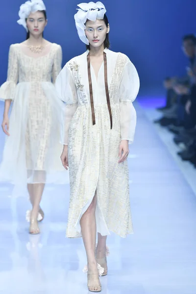 モデルは 2018 中国の北京で中国ロンドンファッションウィークの春 2019年中福文傑氏によってルイ八尾のファッションショーの新しい作品を表示します — ストック写真