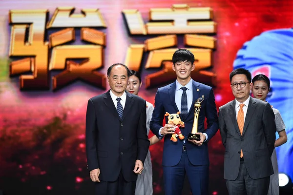 Китайський Футболіста Junling Центр Шанхай Sipg Поз Його Трофеєм Після — стокове фото