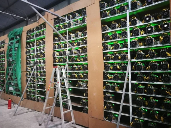 Máquinas Mineração Bictoína Estão Funcionando Uma Fazenda Bitcoin Mabian Autonomous — Fotografia de Stock