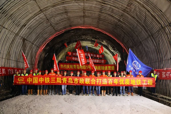Kinesiska Arbetare Firar Slutförandet Fastlandets Djupaste Undervattenskabeln Subway Tunnelen Qingdao — Stockfoto