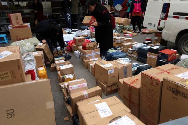 Des Étudiants Chinois Recherchent Dans Une Masse Colis Dont Plupart — Photo