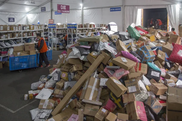 Kínai Munkavállalók Rendezni Egy Tömeg Ból Csomagok Amelyek Többsége Kislemez — Stock Fotó