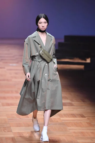 Modell Visar Skapelse Modevisning Poly Bright Wang Fei Den Kina — Stockfoto