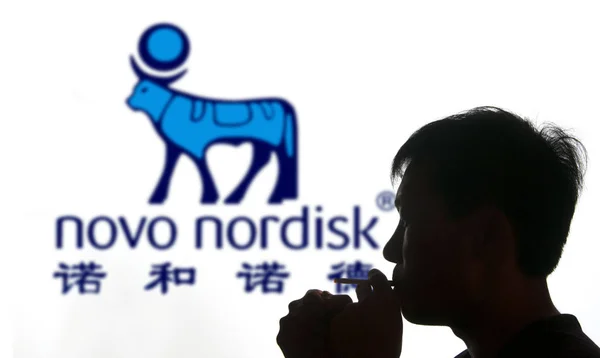 Piéton Passe Devant Une Publicité Pour Novo Nordisk Une Société — Photo