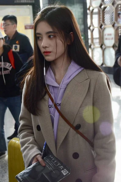 Çinli Şarkıcı Aktris Jingyi Geldiğinde Şanghay Hongqiao Uluslararası Havaalanı Ayrılmadan — Stok fotoğraf