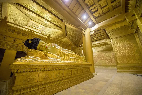 Belső Kilátás Buddhizmus Pure Copper Palace Egy Fekvő Buddha Benne — Stock Fotó