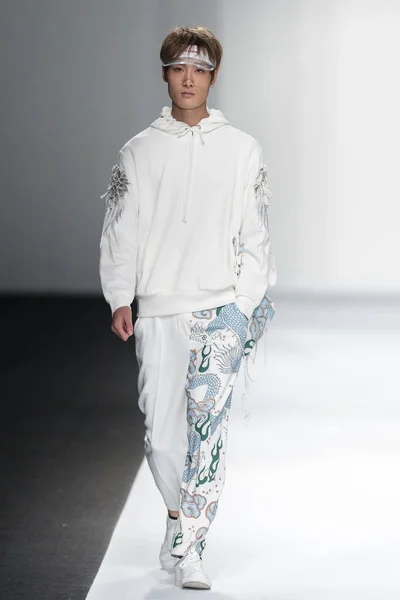 モデルは 2018 上海に上海ロンドンファッションウィークの春 2019年中寺チェンのファッションショーで新しい創造を表示します — ストック写真