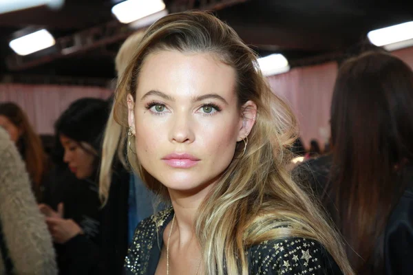 Victoria Secret Angel Namibian Model Behati Prinsloo Pictured Backstage Hair — Stock Photo, Image