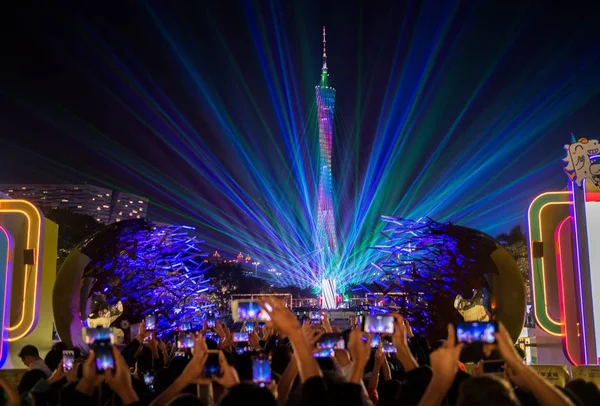 Turistas Visitantes Vêem Luzes Coloridas Durante Sétimo Festival Internacional Luz — Fotografia de Stock