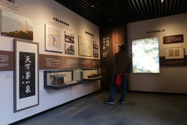 Pessoas Visitam Memorial Museum Guo Shoujing Astrônomo Chinês Cientista Dinastia — Fotografia de Stock