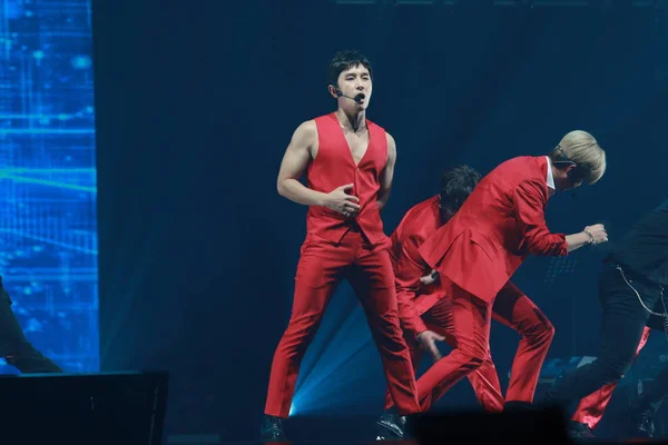 Miembros Boy Band Surcoreana Shinhwa Tocan Durante Concierto Del Aniversario —  Fotos de Stock