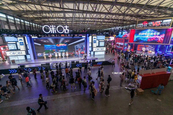 2018年8月3日 第16届中国数字娱乐博览会 2018中国欢乐 人们参观了中国移动子公司Migu有限公司的展台 — 图库照片