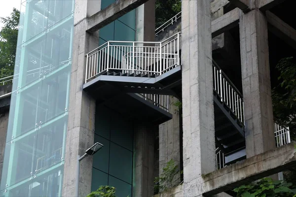 Elevador Livre Instalado Lado Penhasco Perto Uma Escola Chongqing China — Fotografia de Stock