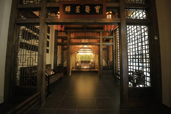 世界第一床 中国最华丽的床之一 可以追溯到清朝 1644 1911年 展出在巴尤古床博物馆 中国重庆 2018年11月28日 — 图库照片