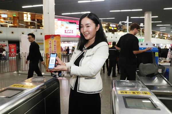 Passenger Puts Her Smartphone Turnstile Have Code Metro Daduhui App — Stock Photo, Image